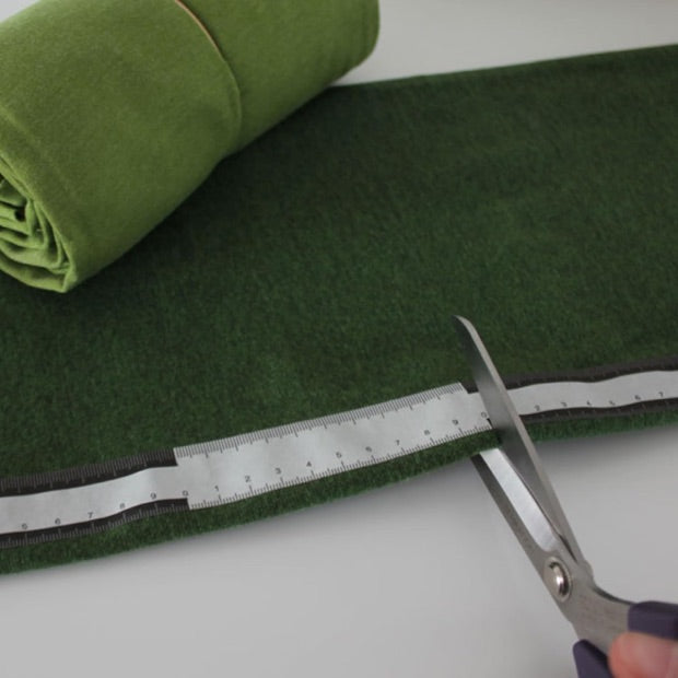 Klemab wird auf Stoff angebracht und geschnitten. 