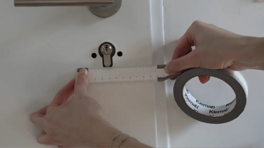 Klemab wird  auf einer Holztür befestigt. 