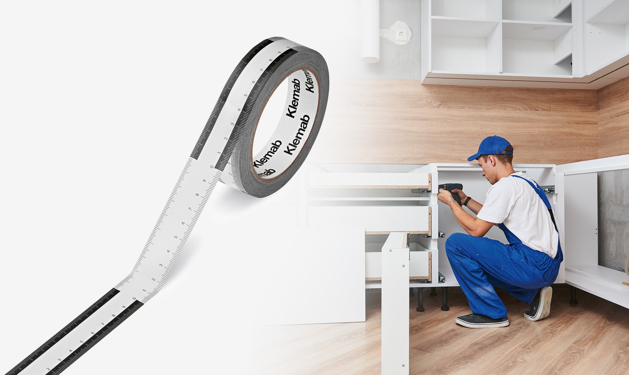 Handwerker montiert Möbel.